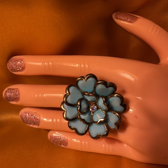 Adjustable turquoise look flower elastic ring w/gold back. Rhinestone in middle - Picture 2 of 9
